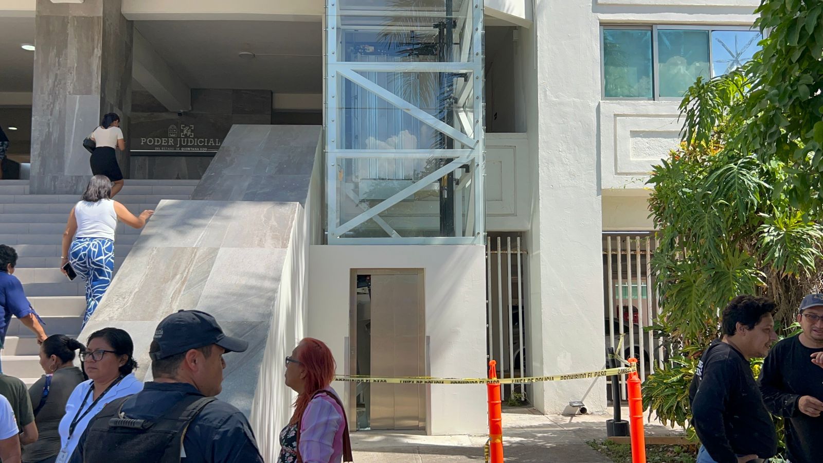 Un elevador en tribunales de Playa del Carmen se desploma, dejando a un trabajador lesionado. El accidente expone la falta de seguridad en la infraestructura judicial en Quintana Roo.
