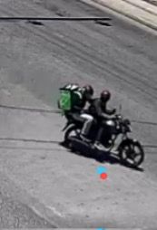 Al menos dos sicarios dispararon contra la unidad cuando salía de un estacionamiento en la Supermanzana 42.