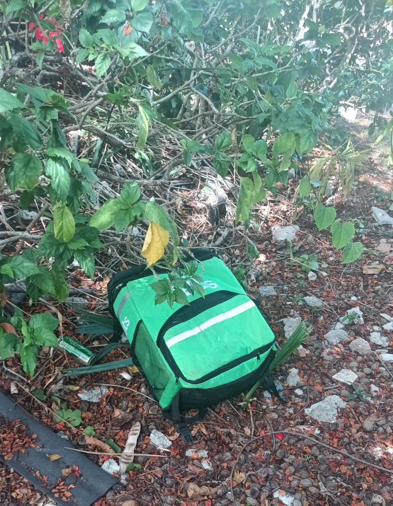 La mochila con la imagen de una aplicación de transporte de comida rápida también fue hallada.