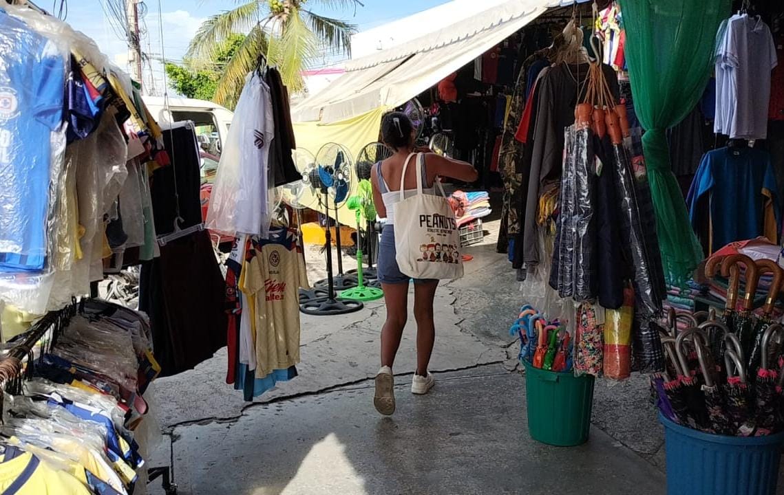 Solo la mitad de locatarios paga cuotas en el Mercado 23 de Cancún. La falta de régimen condominal frena la regularización del Mercado 23 y sus mejoras.