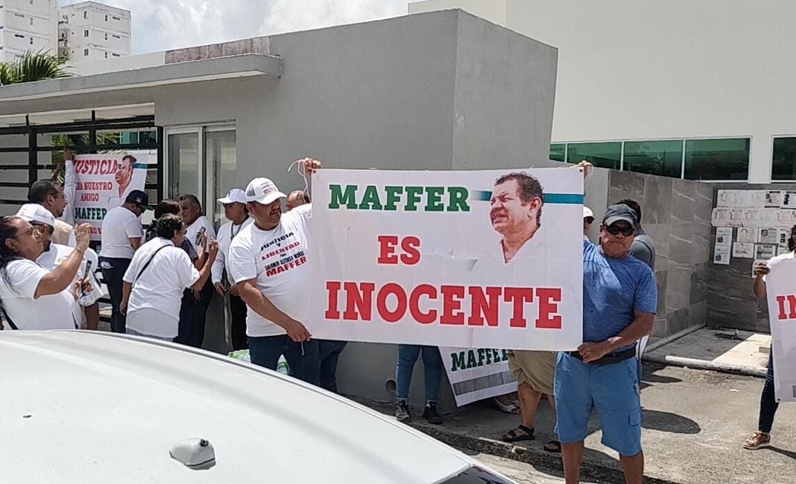 Justicia para Maffer: taxistas de Cancún protestan para exigir la liberación de su líder interino, Salomón Alfonso Muñoz, encarcelado hace nueve meses por homicidio.