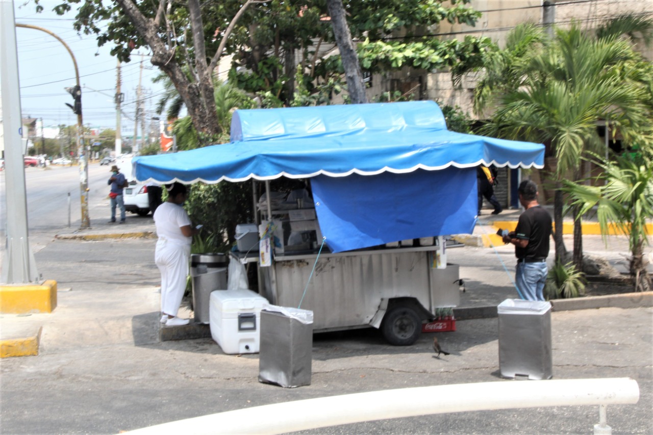 Un avance en el reordenamiento de ambulantes en Playa del Carmen. El 10% de los comerciantes ambulantes de la zona turística de la ciudad aceptaron trasladarse a un lugar fijo fuera del primer cuadro.