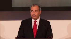 La detención de Carlos Treviño, exdirector de Pemex, se debió a una “confusión” migratoria, según sus abogados. El exfuncionario busca asilo en EU.