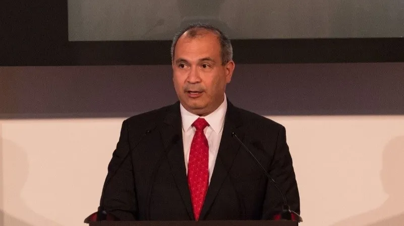 La detención de Carlos Treviño, exdirector de Pemex, se debió a una “confusión” migratoria, según sus abogados. El exfuncionario busca asilo en EU.