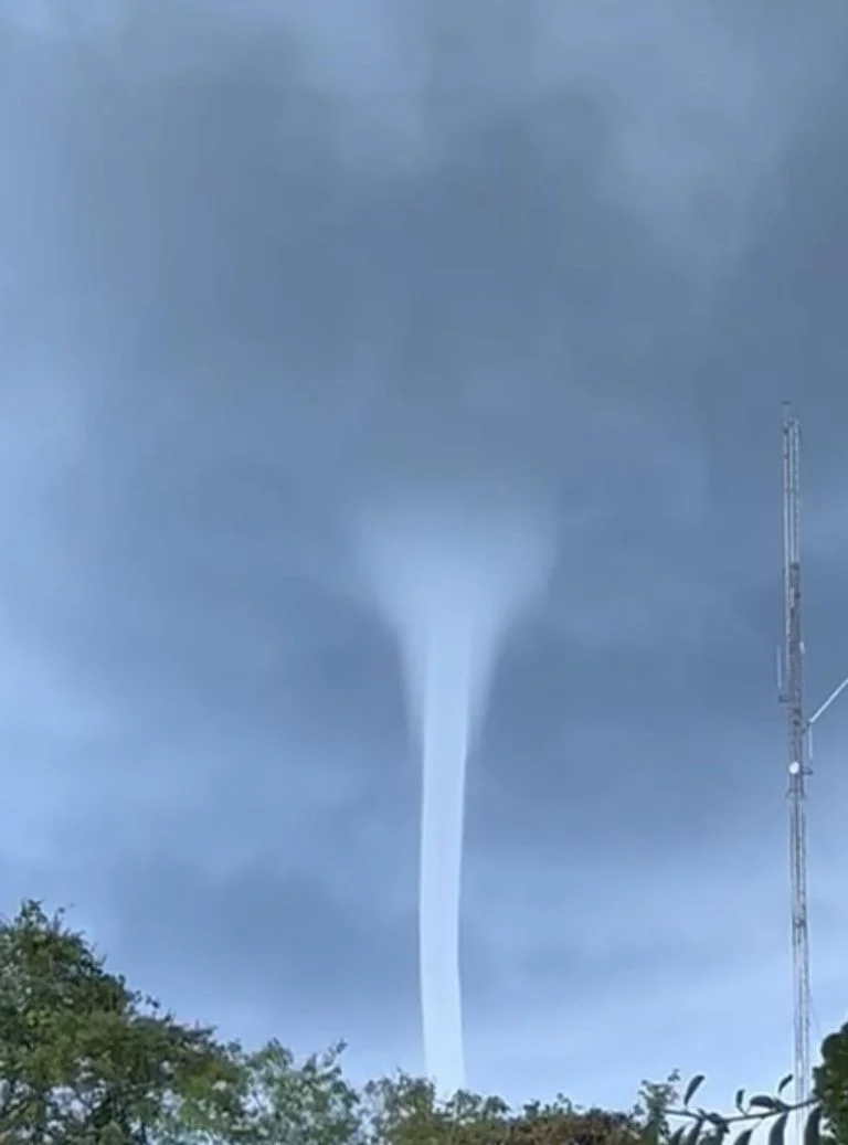 Una tromba marina de 900 metros de altura se forma en Playa del Carmen y se disipa sin causar daños. La seguridad en Playa del Carmen se mantiene.