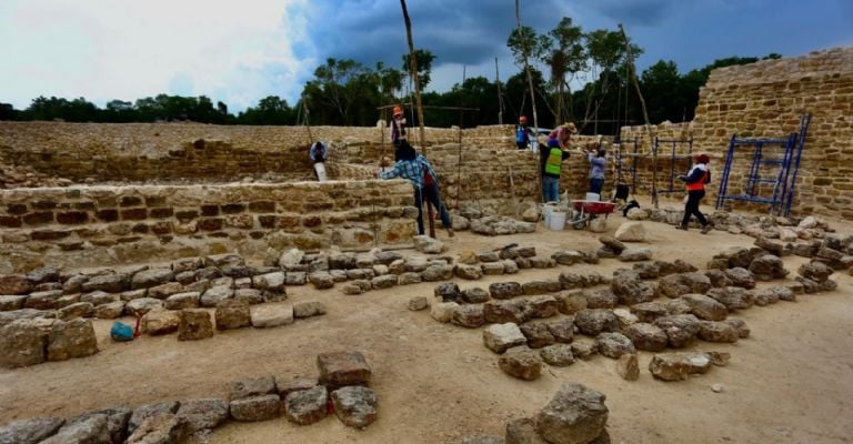 Reubicación de monumentos mayas: el INAH defiende el traslado de 36 estructuras al Parque de la Memoria Balam Tun en Chetumal para su conservación.