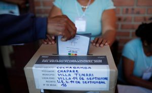 El proceso electoral en Bolivia ha iniciado. Más de 7.5 millones de bolivianos votan para elegir a su presidente. La jornada está supervisada por observadores internacionales.