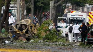 La violencia en Colombia se intensifica. Un ataque con camión bomba en Cali deja 6 muertos y 50 heridos. El presidente Gustavo Petro lo atribuye al EMC.