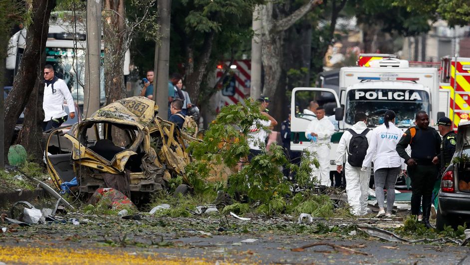 La violencia en Colombia se intensifica. Un ataque con camión bomba en Cali deja 6 muertos y 50 heridos. El presidente Gustavo Petro lo atribuye al EMC.