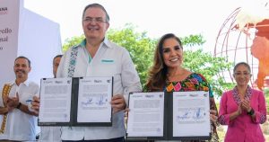 Mara Lezama Espinosa y Marcelo Ebrard Casaubon, firmando el convenio del Polo de Desarrollo Económico en Chetumal.