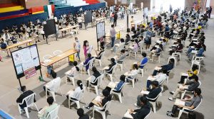 Jóvenes formándose en una de las escuelas de preparatoria de la Ciudad de México.