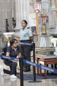 Fieles visitan la reliquia de San Judas Tadeo en la Catedral Metropolitana.