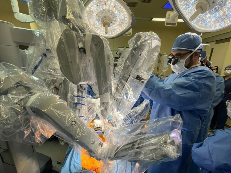 Realizan en el Hospital Zambrano Hellion de TecSalud la primera cirugía robótica de corazón en México, una valvuloplastia mitral con éxito en paciente de 54 años.