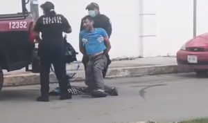 La policía detiene a un hombre en el hospital del IMSS en Chetumal por solicitar atención médica.