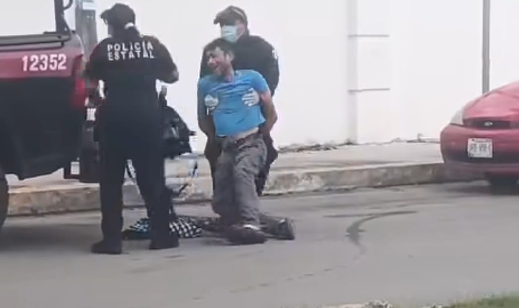 La policía detiene a un hombre en el hospital del IMSS en Chetumal por solicitar atención médica.