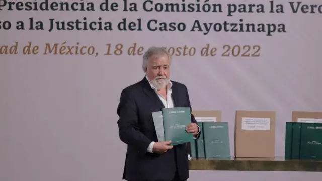 La investigación ha sido criticada por la "Verdad Histórica" de Peña Nieto y el estancamiento con la SEDENA durante el gobierno de López Obrador.