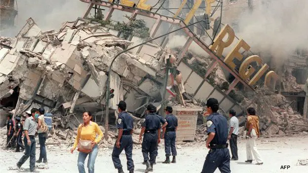 El Hotel Regis, uno de los más lujosos y emblemáticos de esa época, quedó totalmente destruido. A 40 años del sismo de 1985, México recuerda la tragedia que causó miles de muertes y transformó la respuesta a desastres, con un simulacro nacional mañana.