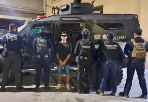 La captura de Francisco “N” en Cancún expone la estructura criminal que extorsionaba a comerciantes de Nuevo León; detienen a líder criminal en Quintana Roo con orden de aprehensión vigente.