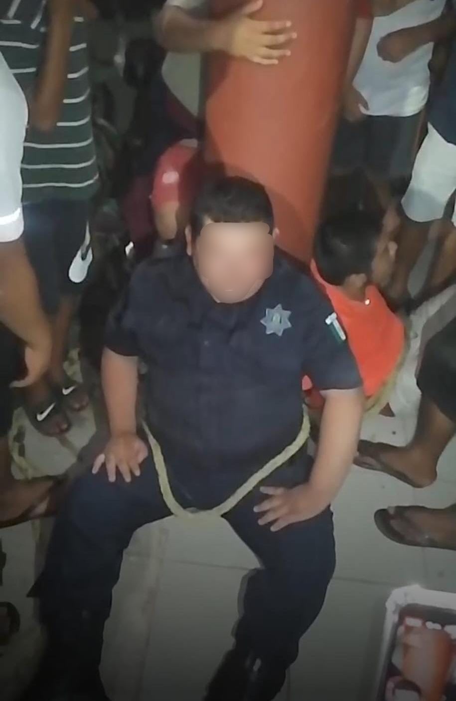 Un intento de linchamiento en Lázaro Cárdenas fue frustrado, sin embargo, el suceso terminó con dos policías atados.