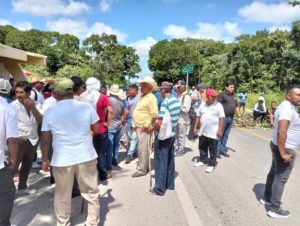 El bloqueo carretero en el sur mantiene paralizada la vía Chetumal-Escárcega, donde habitantes de 14 comunidades reclaman a Mara Lezama y la CFE resolver los apagones.