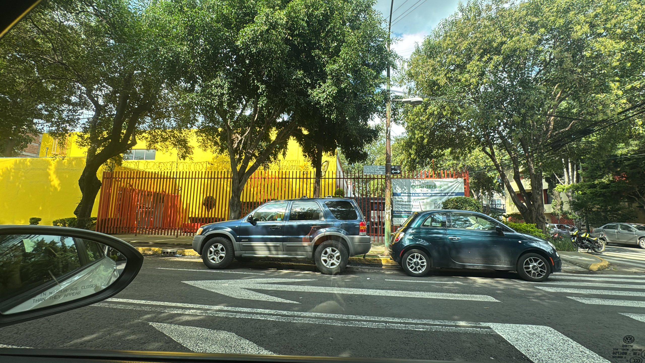 Padres de familia se manifiestan con pancartas frente a la Guardería 25 del IMSS.