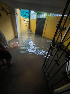 Las fuertes lluvias provocaron inundaciones en las calles de Acapulco.