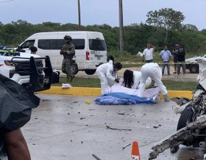 Unidades de emergencia trabajan en la escena del accidente para atender a los heridos.