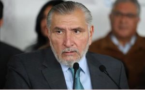 El fiscal general de la República, Alejandro Gertz Manero, responde a las preguntas de los reporteros.