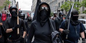 Los miembros de Antifa a menudo participan en protestas contra grupos de extrema derecha.