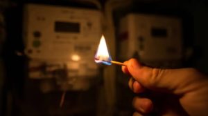 La falta de energía eléctrica generó un caos vial al dejar los semáforos fuera de servicio.