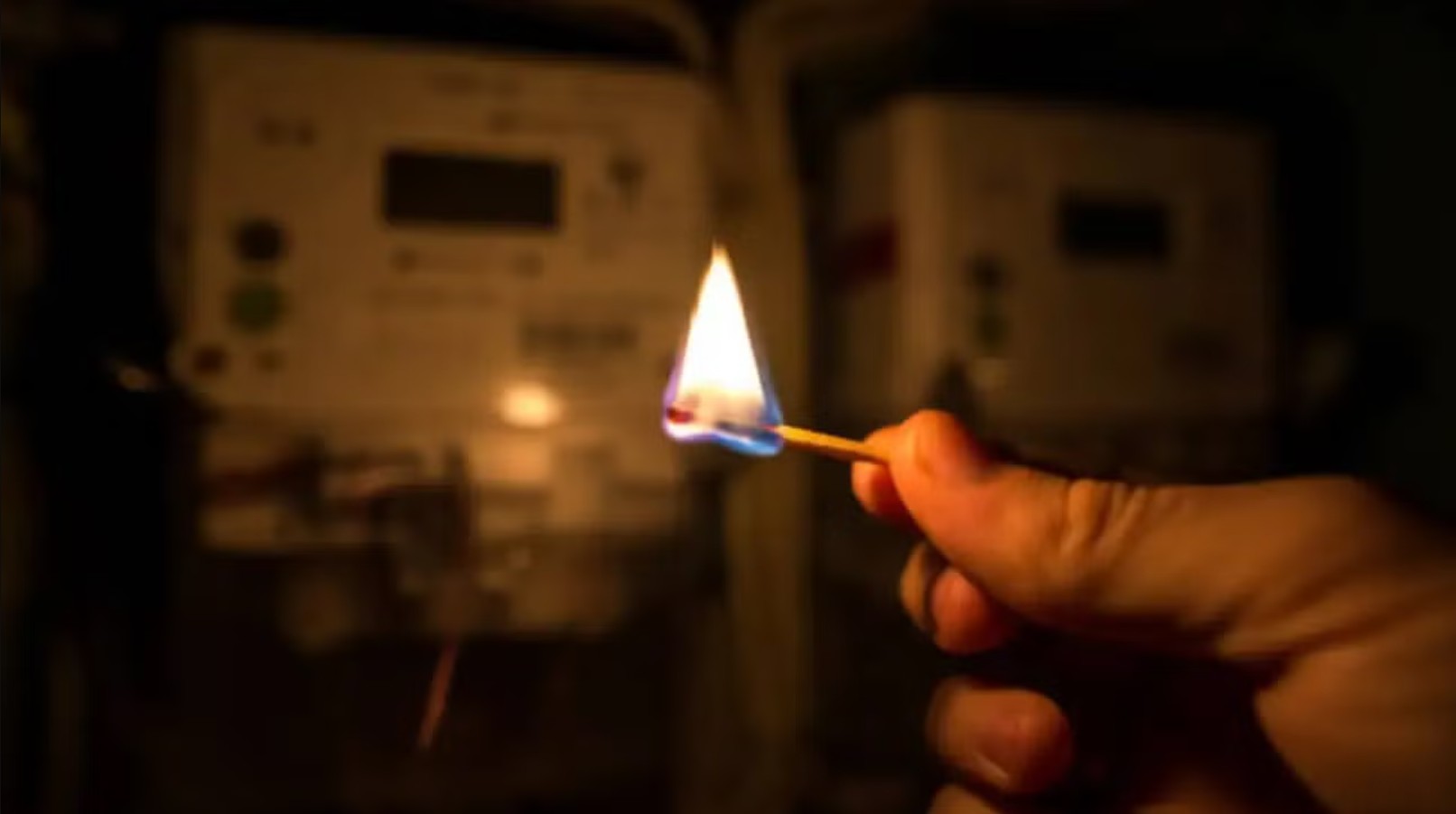 La falta de energía eléctrica generó un caos vial al dejar los semáforos fuera de servicio.