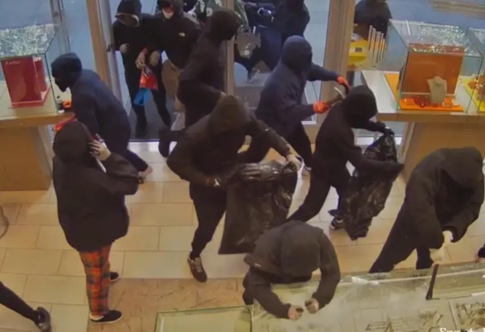 Videos divulgados por la estación ABC7 de San Francisco, muestran al grupo enmascarado destruyendo vitrinas.