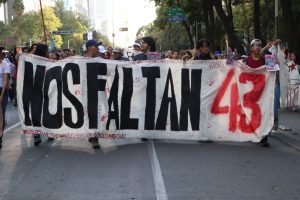 Un grupo de madres y padres de los 43 normalistas desaparecidos de Ayotzinapa, durante una manifestación.