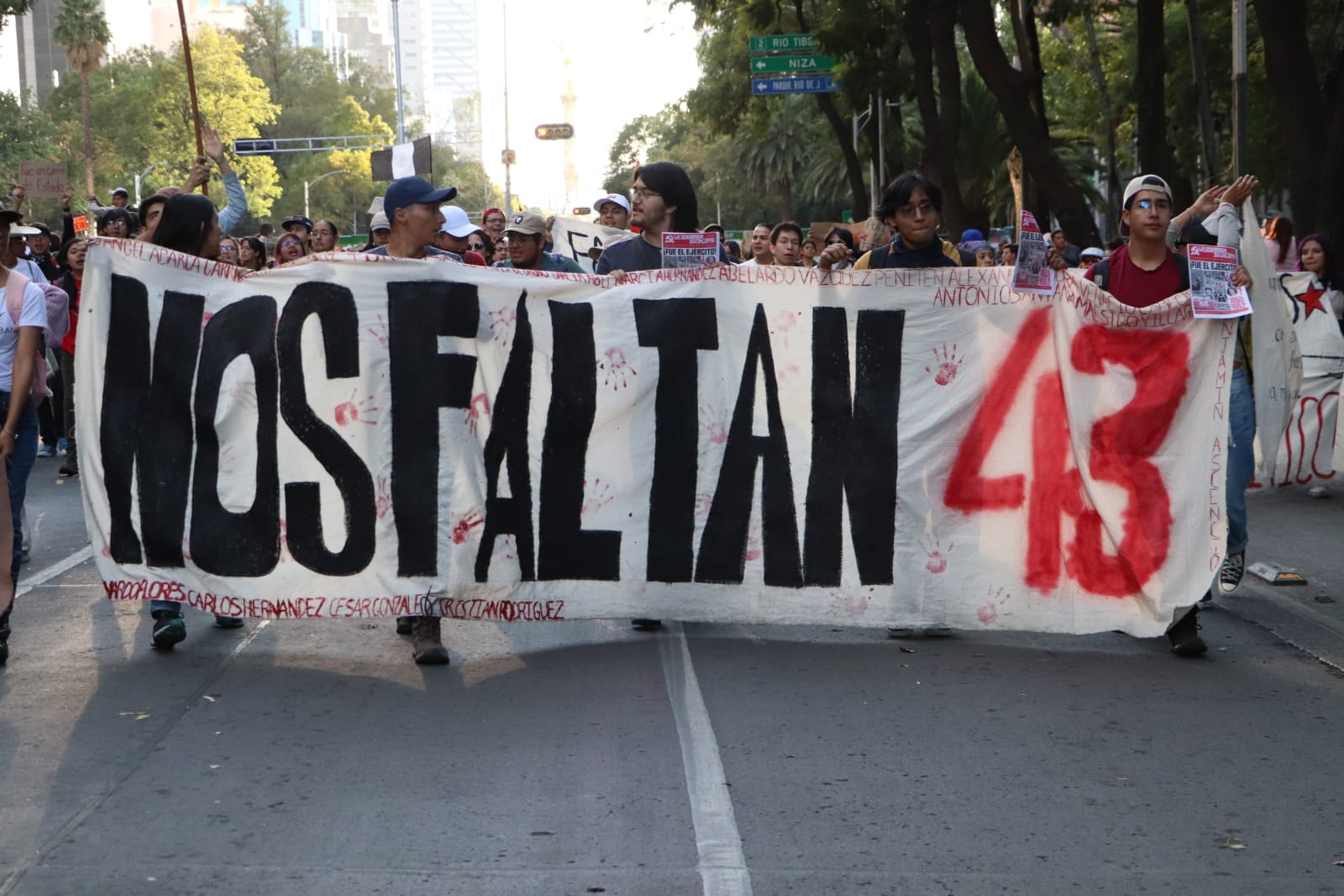 Un grupo de madres y padres de los 43 normalistas desaparecidos de Ayotzinapa, durante una manifestación.