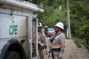Familias se iluminan con velas y lámparas durante el apagón.