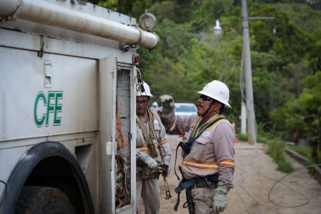 Familias se iluminan con velas y lámparas durante el apagón.