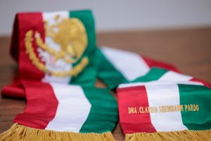 Mujeres militares confeccionan la Banda Presidencial de Claudia Sheinbaum.