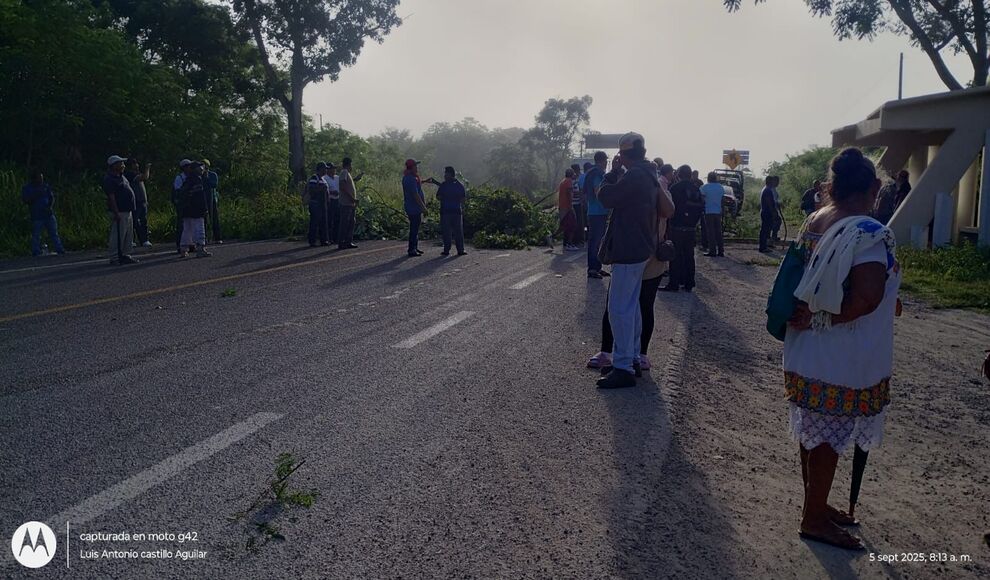 Un contingente de inconformes bloquea el acceso a la carretera en Othón P. Blanco.