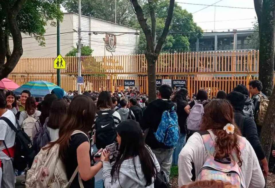 Alumnos y personal de la Prepa 8 fueron desalojados de manera ordenada.