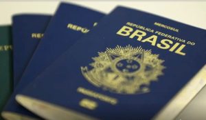 Un viajero brasileño ingresa a México, simbolizando el futuro proceso con visa electrónica.