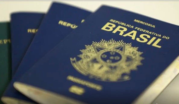 Un viajero brasileño ingresa a México, simbolizando el futuro proceso con visa electrónica.
