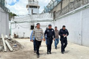 El Contralmirante Julio César Gómez Torres, secretario de Seguridad Ciudadana, en un recorrido por las instalaciones del Centro Penitenciario de Cancún.