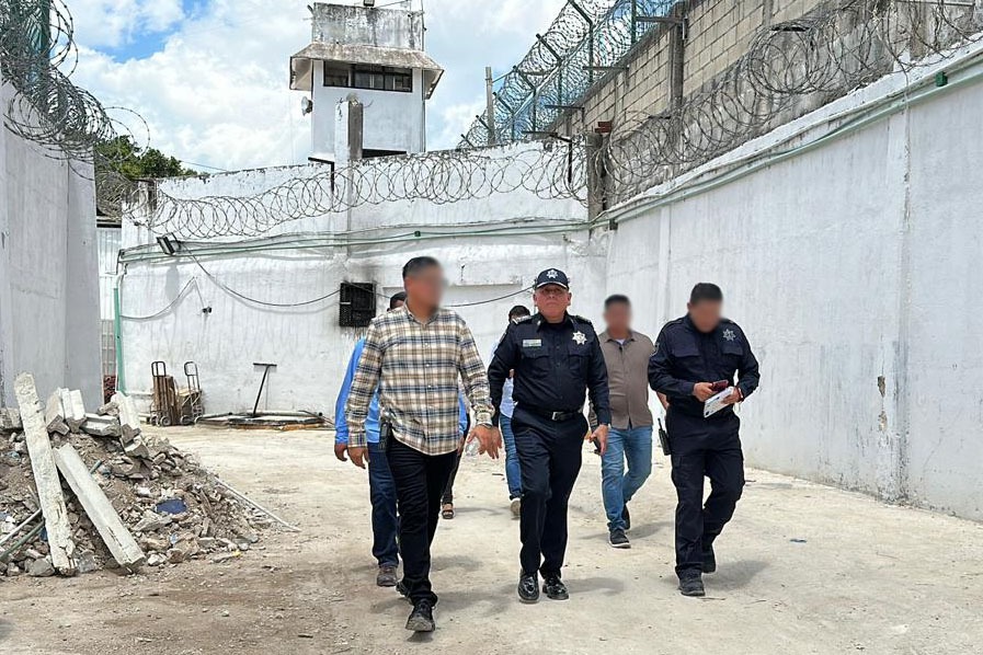 El Contralmirante Julio César Gómez Torres, secretario de Seguridad Ciudadana, en un recorrido por las instalaciones del Centro Penitenciario de Cancún.