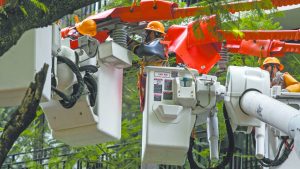 Un jubilado recibe su pensión, que en el caso del IMSS es significativamente menor a las de CFE.