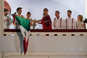 Miles de personas se reúnen en la Plaza Cívica de la Bandera para celebrar la Independencia de México.