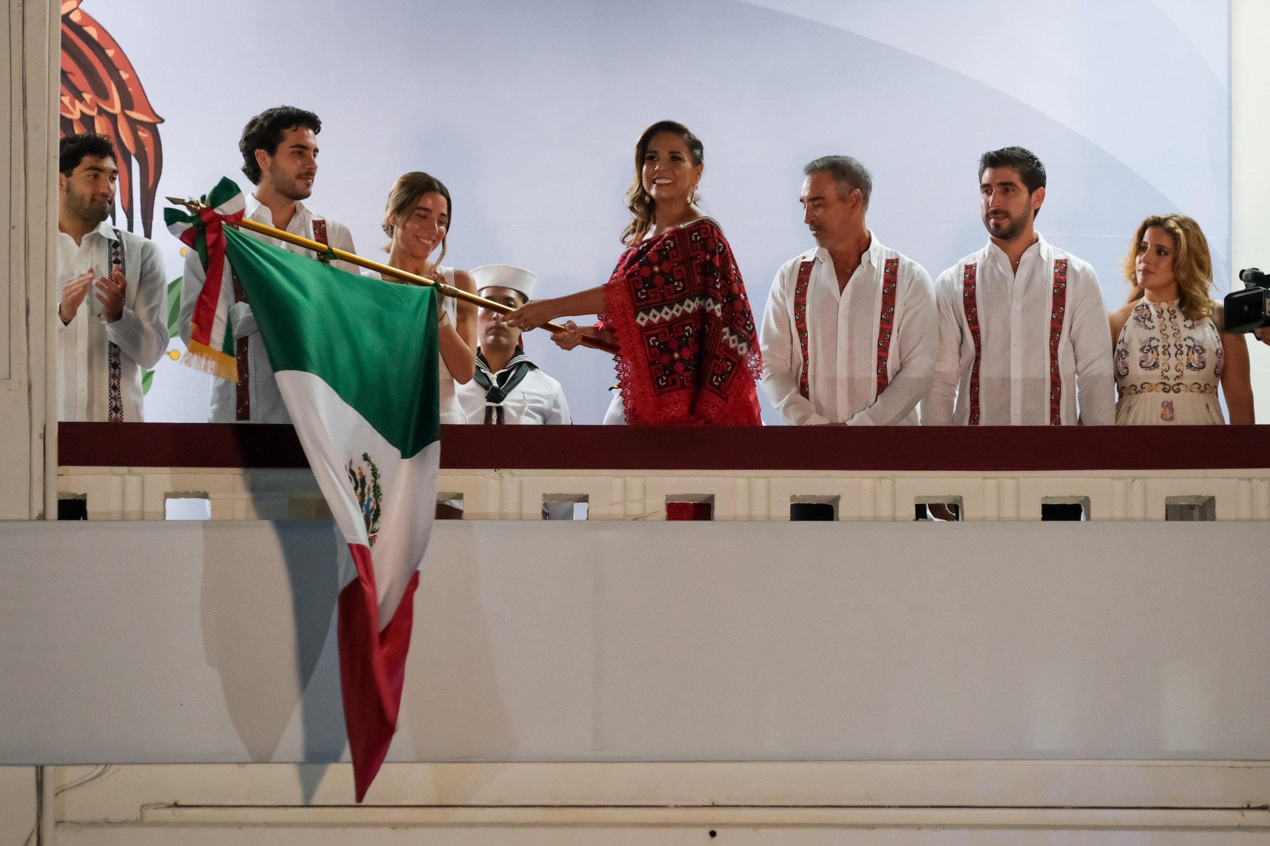 Miles de personas se reúnen en la Plaza Cívica de la Bandera para celebrar la Independencia de México.