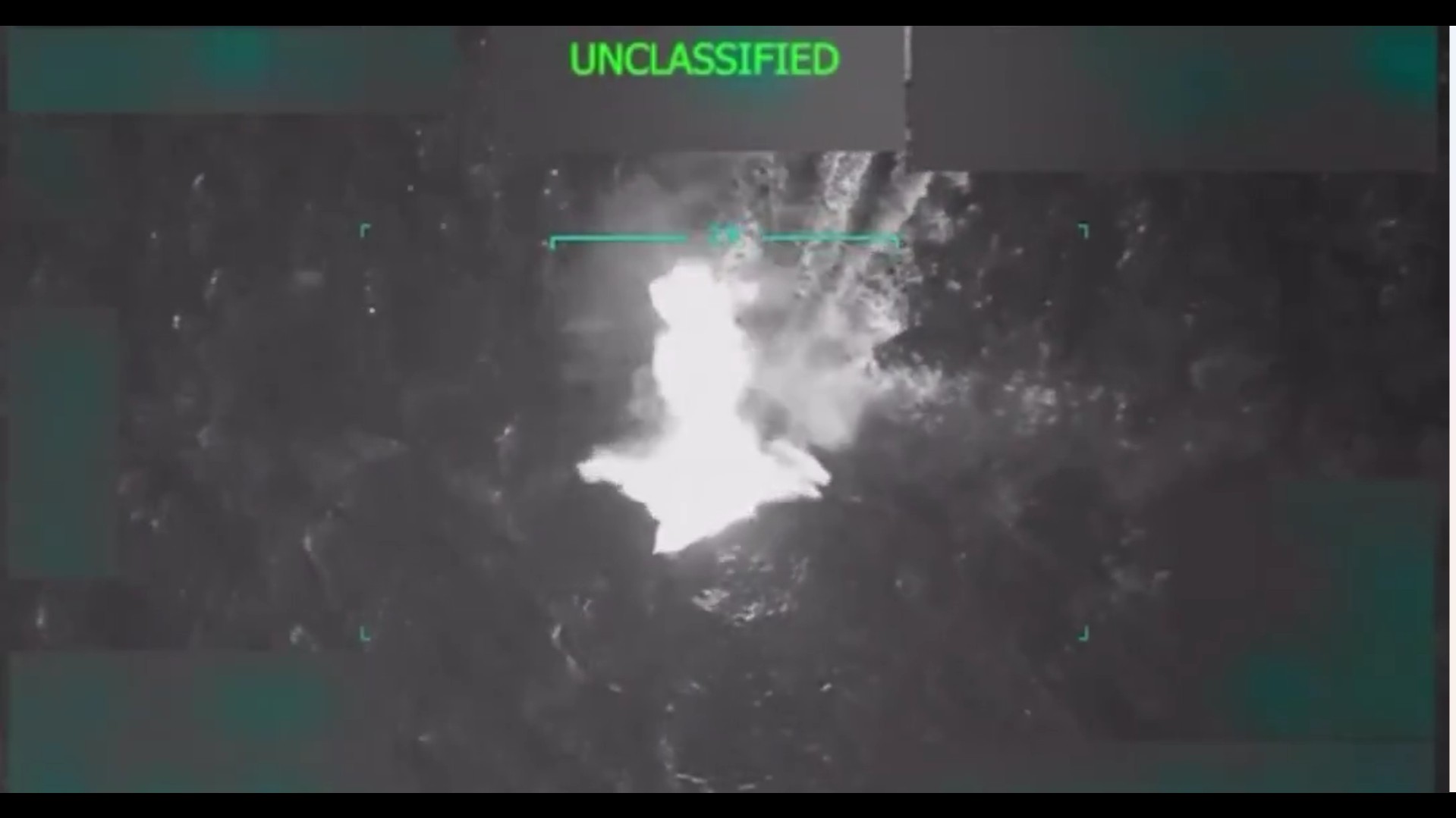 El Pentágono difundió un video del momento en que una lancha sospechosa es atacada en el Mar Caribe.