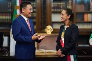 La presidenta Claudia Sheinbaum, en Palacio Nacional, explica la postura del gobierno mexicano sobre los aranceles.