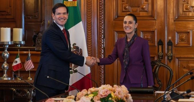 Claudia Sheinbaum y Marco Rubio se toman la fotografía oficial antes del inicio de la reunión.