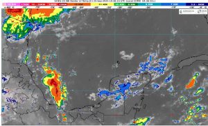 Vista de la costa de Quintana Roo bajo un cielo parcialmente nublado.